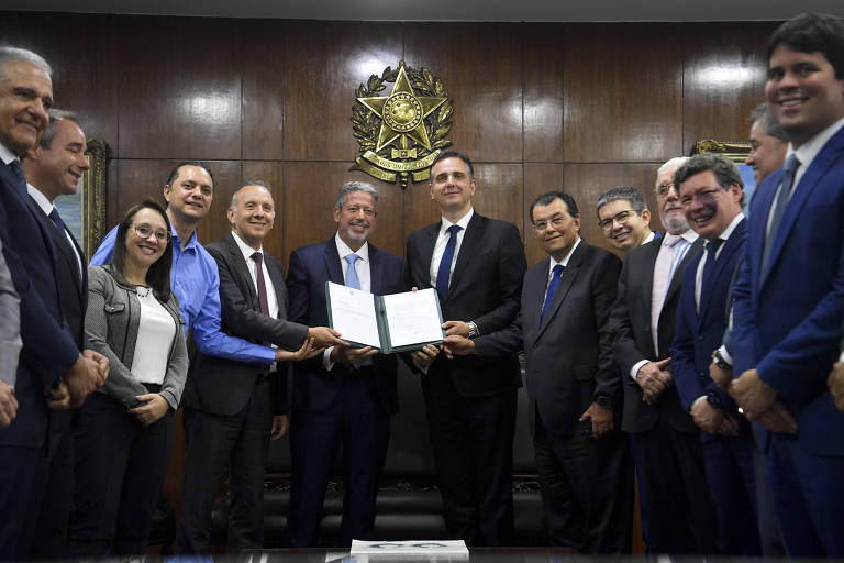 Presidente da Câmara, Arthur Lira (PP-AL), entrega ao presidente do Senado, Rodrigo Pacheco (PSD-MG), o texto da reforma tributária