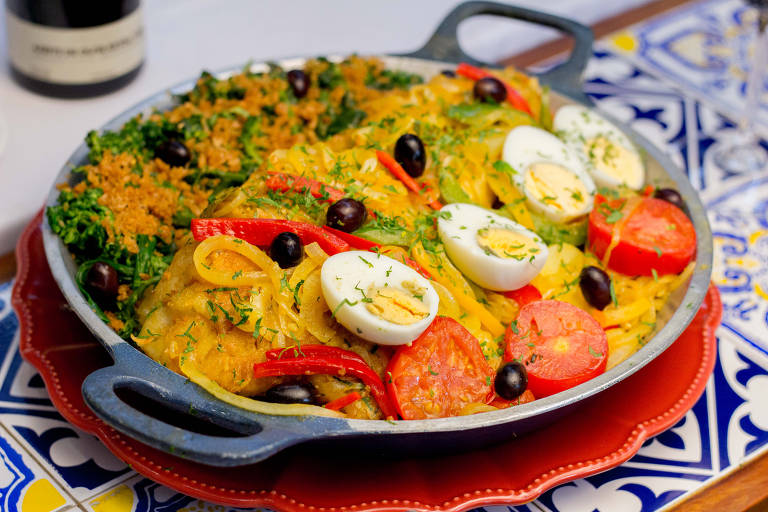 Foto do lombo assado de bcalhau com batatas, pimentão, tomate, ovos cozidos, brócolis e azeitonas do restaurante Bacalhau, Vinho & Cia.