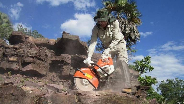 O paleontólogo e professor da UFPI Juan Carlos Cisneros durante pesquisa na bacia do Parnaíba, cortando pedras com uma serra circular
