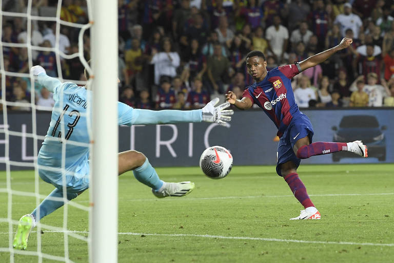Ansu Fati, jogador do Barcelona, faz gol em Guglielmo Vicario, goleiro do Tottenham
