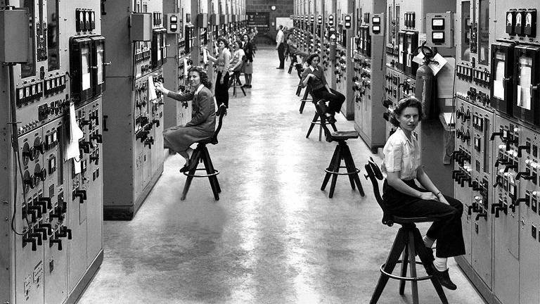 Mulheres trabalham com computadores em 1944