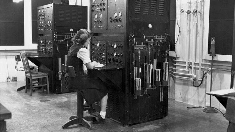 Mulher trabalhando com computador