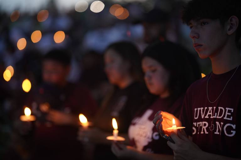Vigília pelas vítimas do massacre de Uvalde, no Texas (EUA), em maio deste ano, quando o ataque completou 1 ano