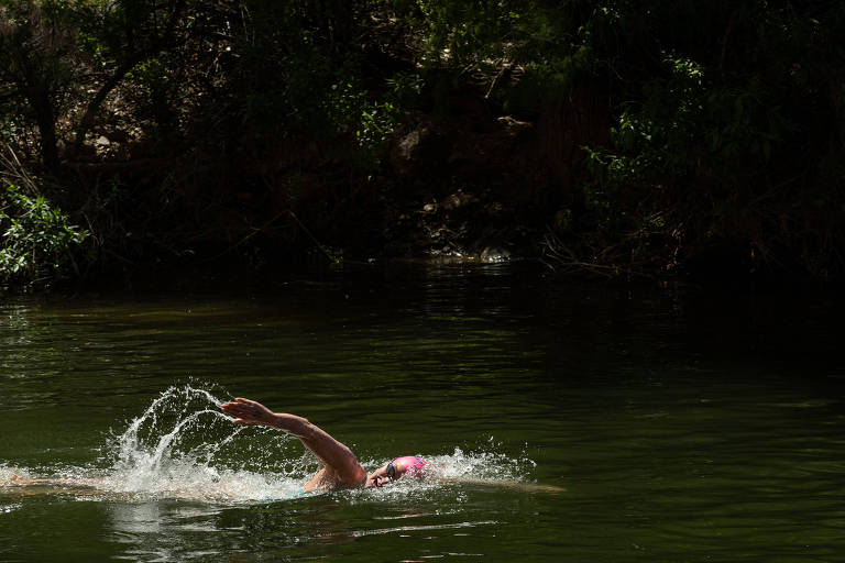 Nadar em águas abertas pode ser terapêutico, mas exige treino