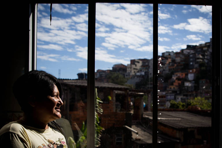 A dona de casa Rosângela da Conceição Araújo, 49, em sua casa na Brasilândia, zona norte de São Paulo
