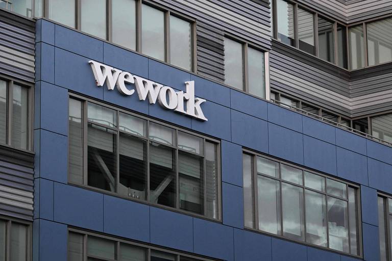 Imagem mostra prédio da WeWork com letreiro com nome da empresa.