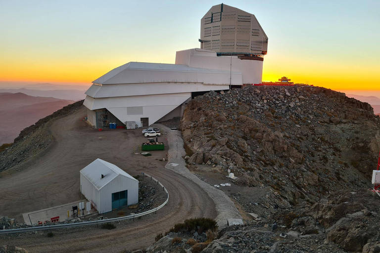 O Vera C. Rubin Observatory está sendo construído no Cerro Pachón, a uma altitude de 2.715 metros, em meio ao deserto do Atacama, no Chile