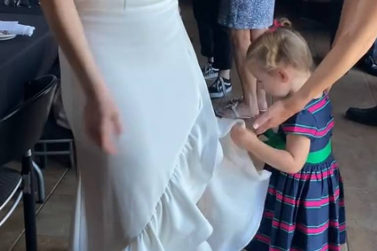 Criança usa vestido de noiva como guardanapo; vídeo viraliza