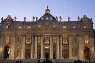 Fachada iluminada da Basílica de São Pedro