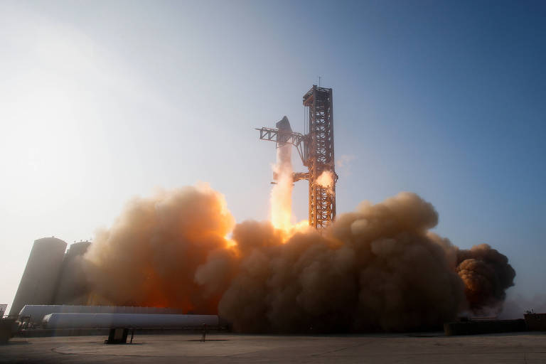 Foguete Starship, da SpaceX, é lançado no primeiro teste orbital que terminou em explosão, em abril