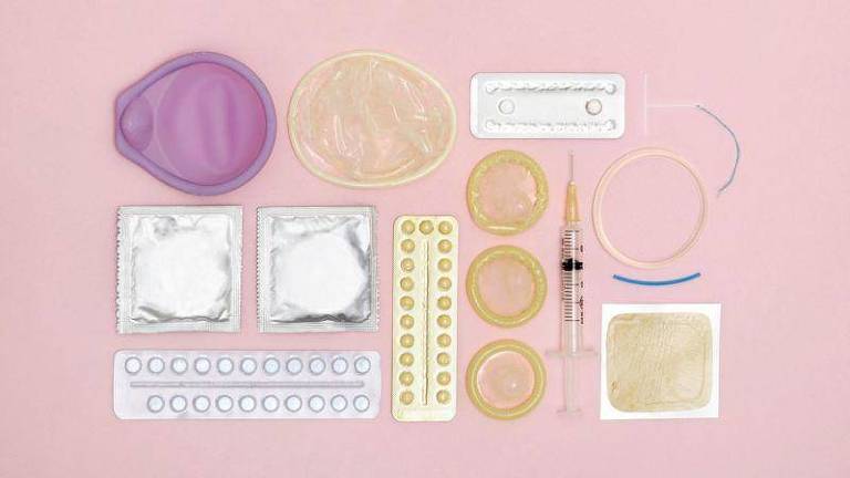 Métodos contraceptivos sobre uma mesa