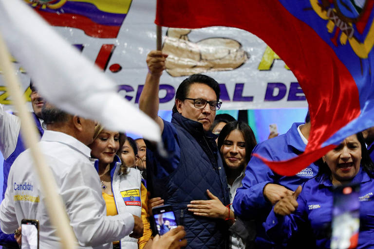 O candidato à Presidência do Equador, Fernando Villavicencio, agita bandeira durante comício em Quito