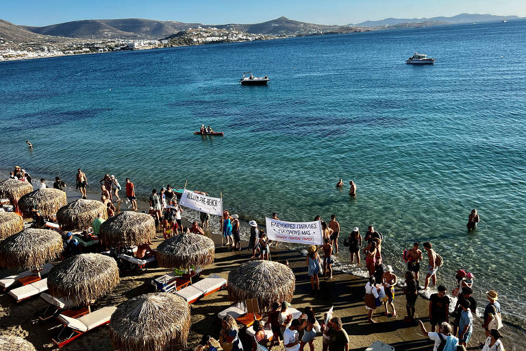 Manifestantes protestam após privatização de praias na ilha de Paros, na Grécia
