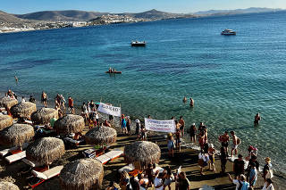 Greeks protest for free access to beaches