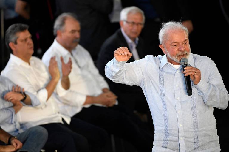 O presidente Lula discursa em evento em Campo Grande, zona oeste do Rio de Janeiro, durante anúncio de investimentos na cidade