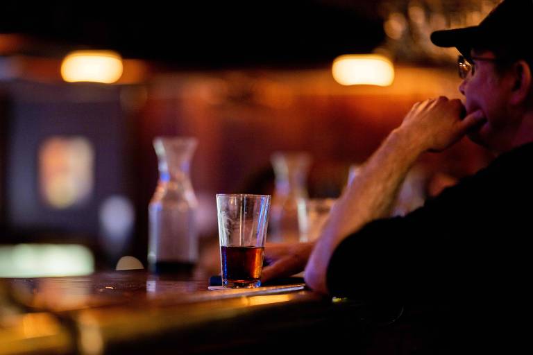 Cliente bebe cerveja em bar nos EUA