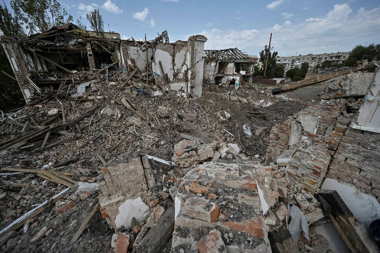 Prédios destruídos por bombardeio russo em Orikhiv, em Zaporíjia, no sul da Ucrânia