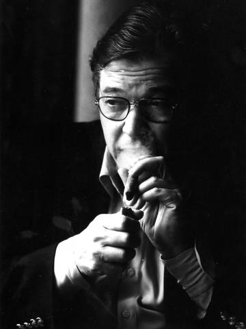 LOCAL DESCONHECIDO, 00-00-1985: Música: o cantor e compositor Tom Jobim, fuma charuto. (Foto: Sérgio Tomisaki/Folhapress)