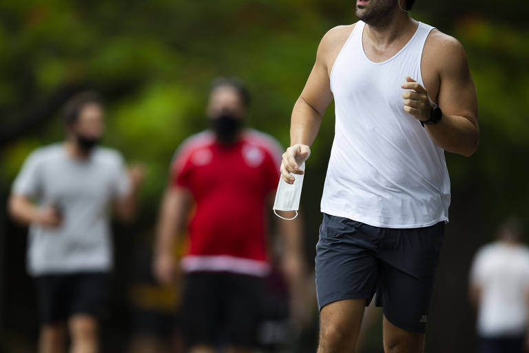 Pessoas fazem exercício físico no Parque do Ibirapuera, na zona sul de São Paulo