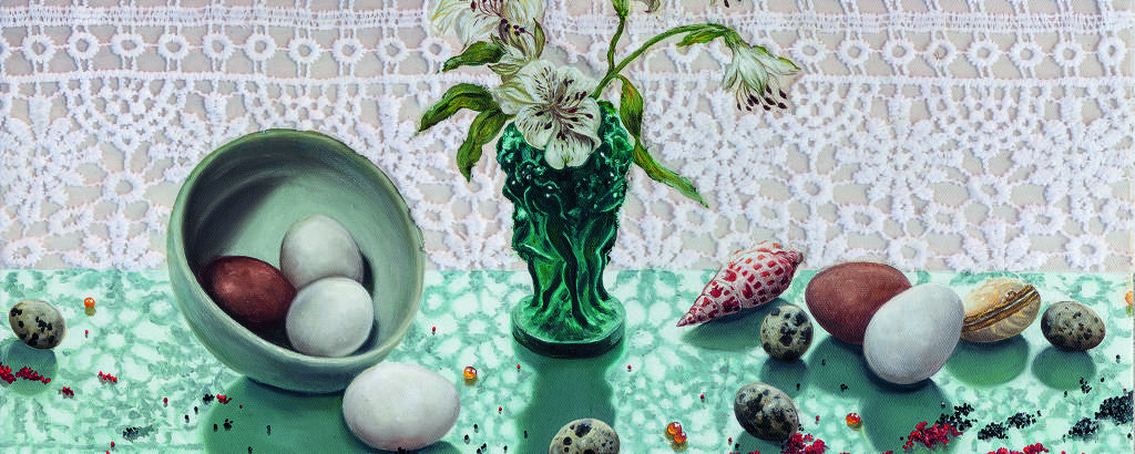 pintura de flores, conchas e pedras espalhadas por mesa rendada