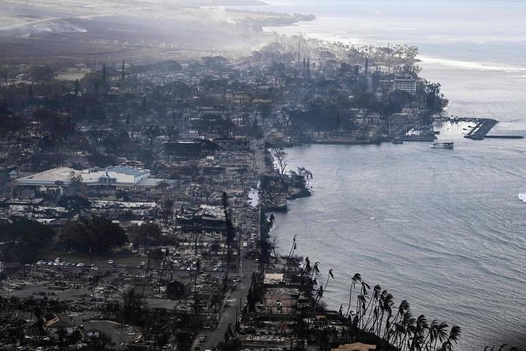 Cidade turística de Lahaina, na ilha de Maui, devastada por incêndio florestal, no Havaí
