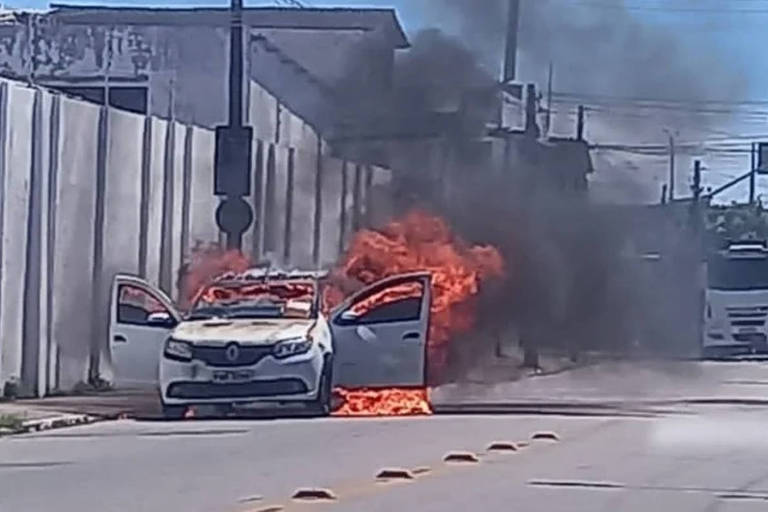 Criminosos incendeiam carros em Fortaleza em meio a disputa de facções