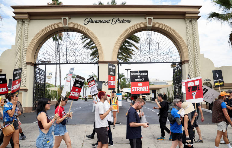 Confira imagens das greves de atores e roteiristas de Hollywood