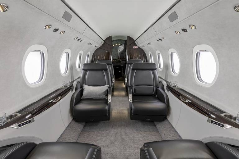 Imagem mostra poltronas no interior de um avião