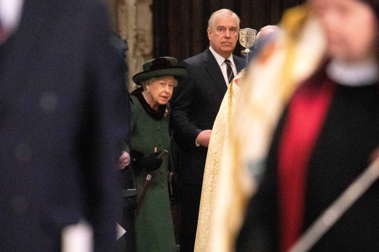 Rainha Elizabeth 2ª e seu filho Andrew durante cerimônia em homenagem ao príncipe Philip na Abadia de Westminster, em Londres