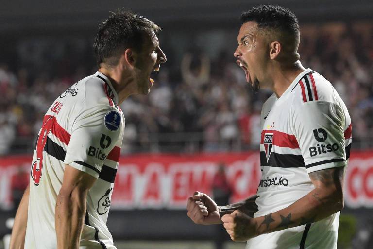 Calleri (à esq.) comemora com Luciano o segundo gol do São Paulo sobre o San Lorenzo