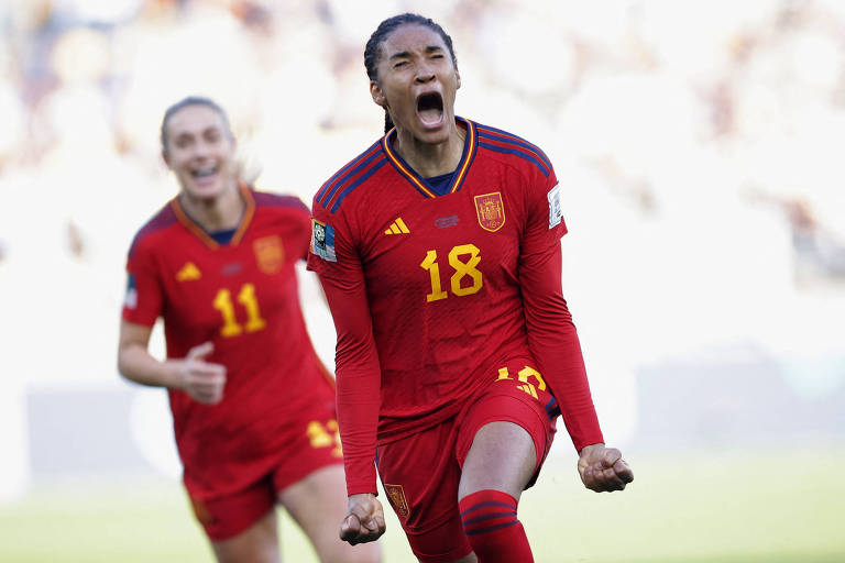 Salma Paralluelo vibra com o gol que colocou a Espanha na semifinal