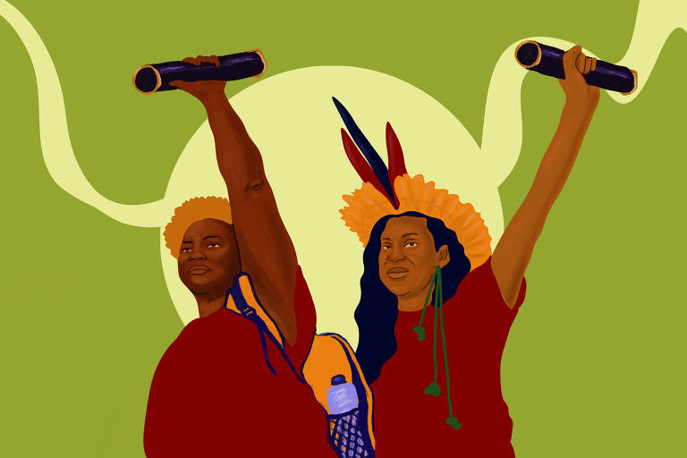Duas mulheres de camiseta vermelha com seus braços esquerdos levantados segurando um canudo de formatura no alto, uma das mulheres é negra com cabelos afro loiros e usa uma mochila nas costas, a outra tem cabelos pretos longos e um cocar indígena.