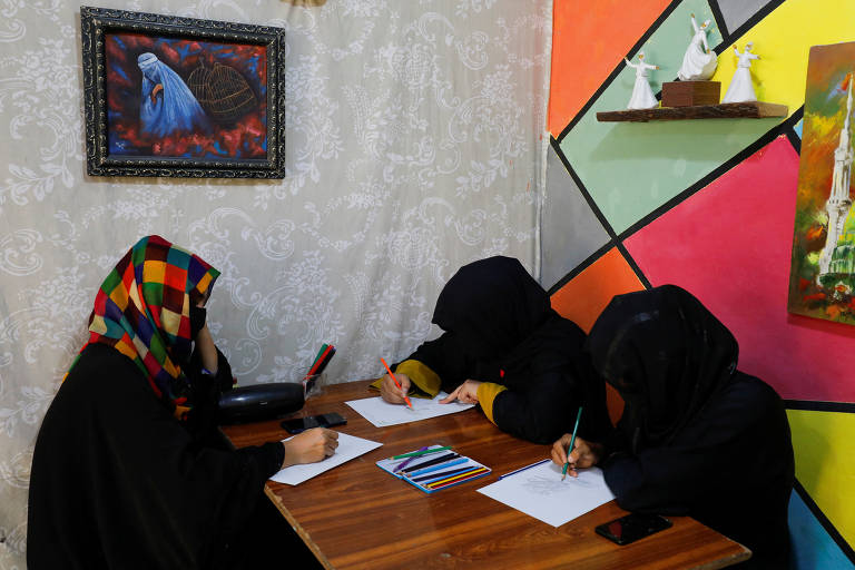 Mulheres afegãs fazem arteterapia para combater sintomas de depressão