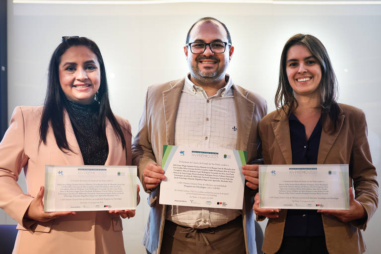 Da esquerda para a direita, Keli Lima e João Agostinho Machado Neto, laureados na categoria Pesquisa em Oncologia, e Bruna Moretto Rodrigues, laureada na categoria Inovação Tecnológica em Oncologia