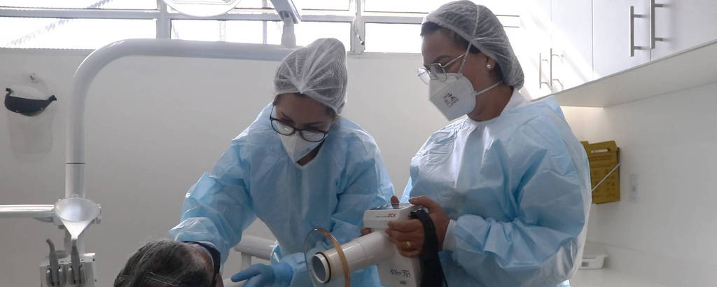 Cirurgiãs-dentistas atendem paciente na UBS Jardim Coimbra, na região de MBoi Mirim, zona sul de São Paulo; UBSs dispõem de profissionais capacitados para fornecer próteses dentárias aos pacientes