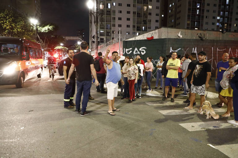 Moradores bloqueiam ruas no centro de SP contra possível chegada da cracolândia
