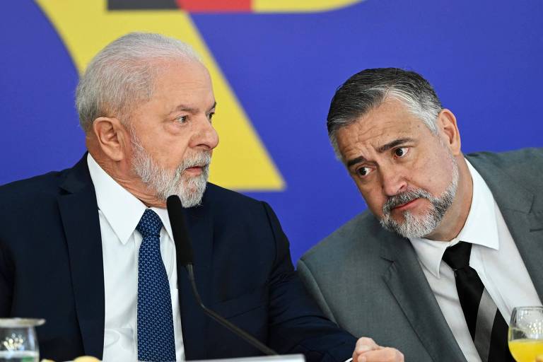 Lula e o ministro da Secom, Paulo Pimenta, em café da manhã com jornalistas estrangeiros no Palácio do Planalto, em Brasília