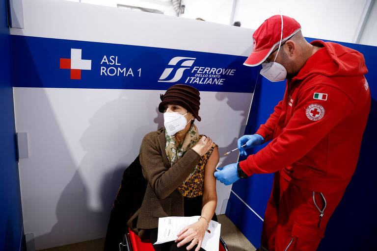 Mulher é vacinada contra a Covid na sede da Cruz Vermelha em Roma, na Itália, que endureceu as regras para quem não é vacinado
