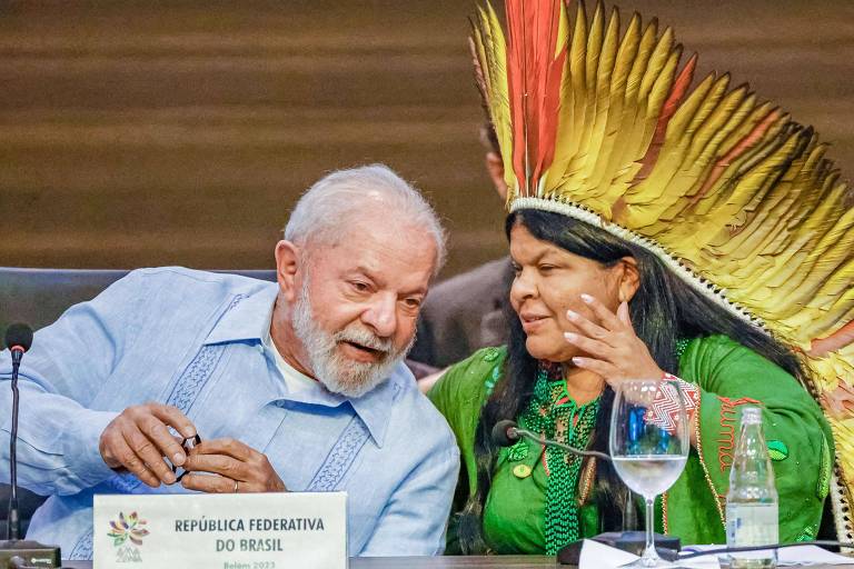 Lula (esq.) e a ministra dos Povos Indígenas, Sonia Guajajara