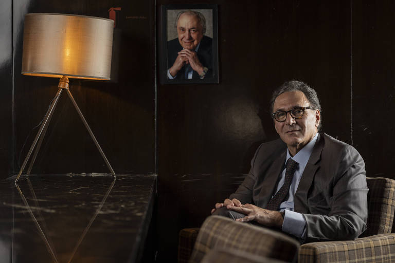 Retrato de Rogerio Fasano ao lado da foto do seu pai, Fabrizio (morto em 2018), no bar do hotel Fasano