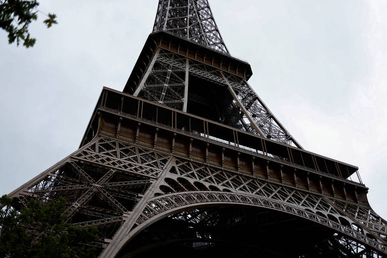 Torre Eiffel é esvaziada em Paris após alerta de bomba; local reabre após 3 horas