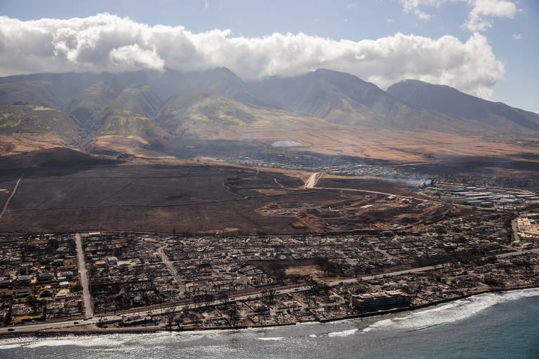 Prédios e vegetação de Lahaina, no Havaí, foram devastados pelo fogo