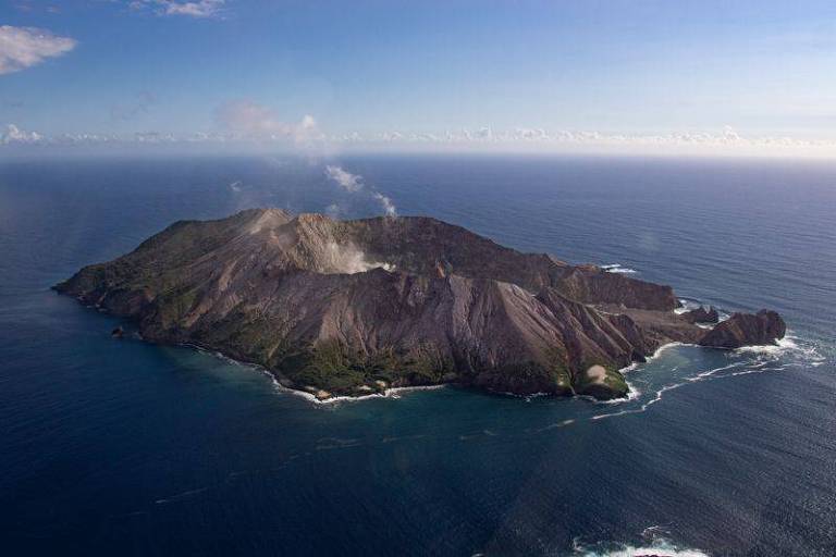 Vista aérea de ilha vulcânica no meio do oceano 
