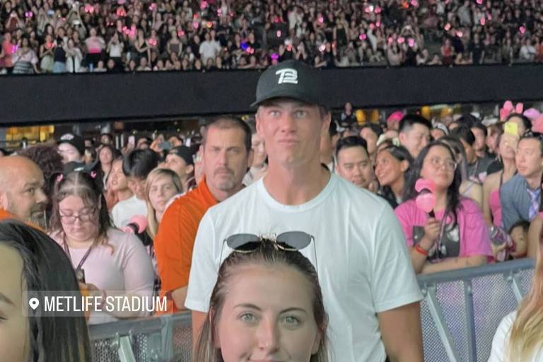 Tom Brady leva a filha Vivian e suas amigas ao show do grupo de K-pop Blackpink