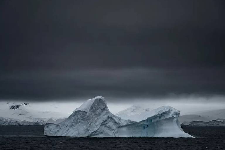 Derretimento de icebergs perto da Ilha Horseshoe ao longo da Península Antártica durante o verão antártico em fevereiro
