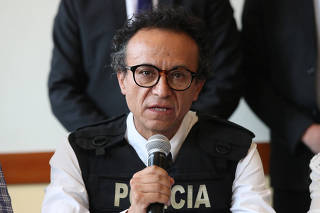 Zurita attends press conference in Quito