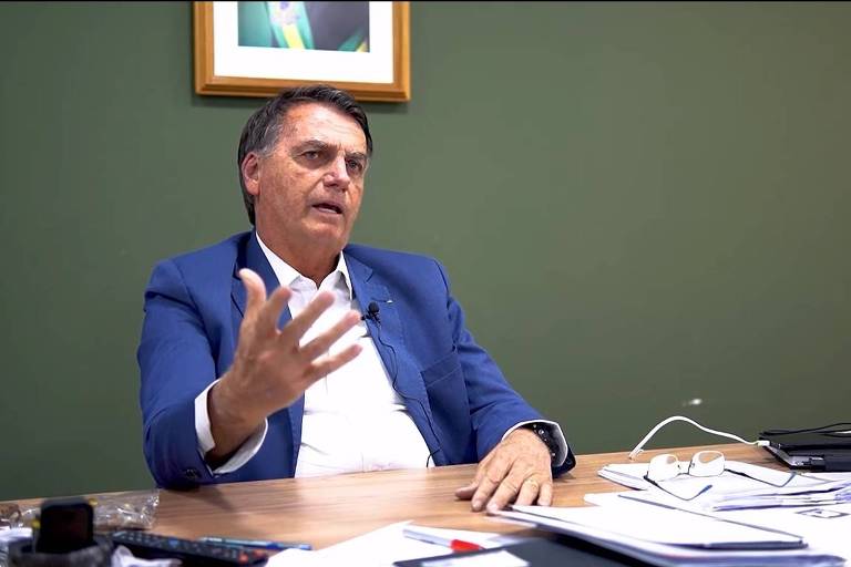 Bolsonaro diz que prisões visam delação e evita se explicar sobre joias nas redes