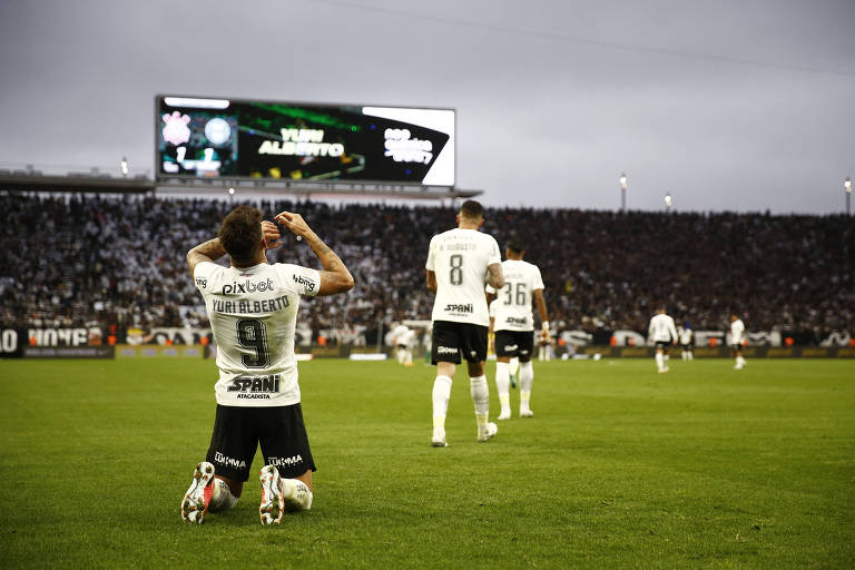 Yuri Alberto comemora gol em vitória do Corinthians sobre o Coritiba