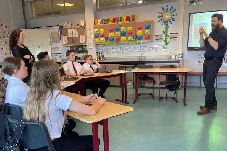 professor ensinando crianças