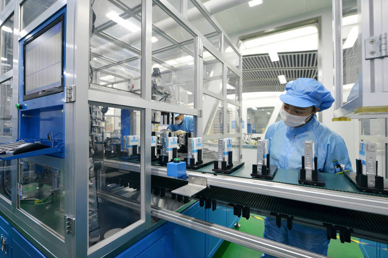 Operários trabalham em fábrica de baterias de íon-lítio na China